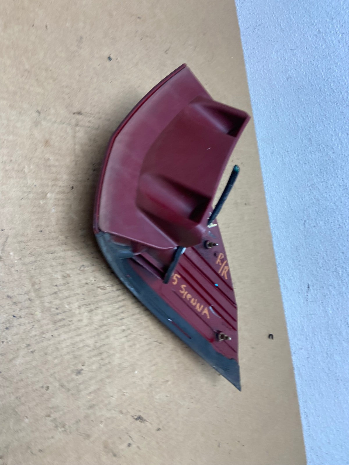 2004-2005 Toyota Sienna Right Passenger Rh Side Tail Light Oem AC2914 LK4