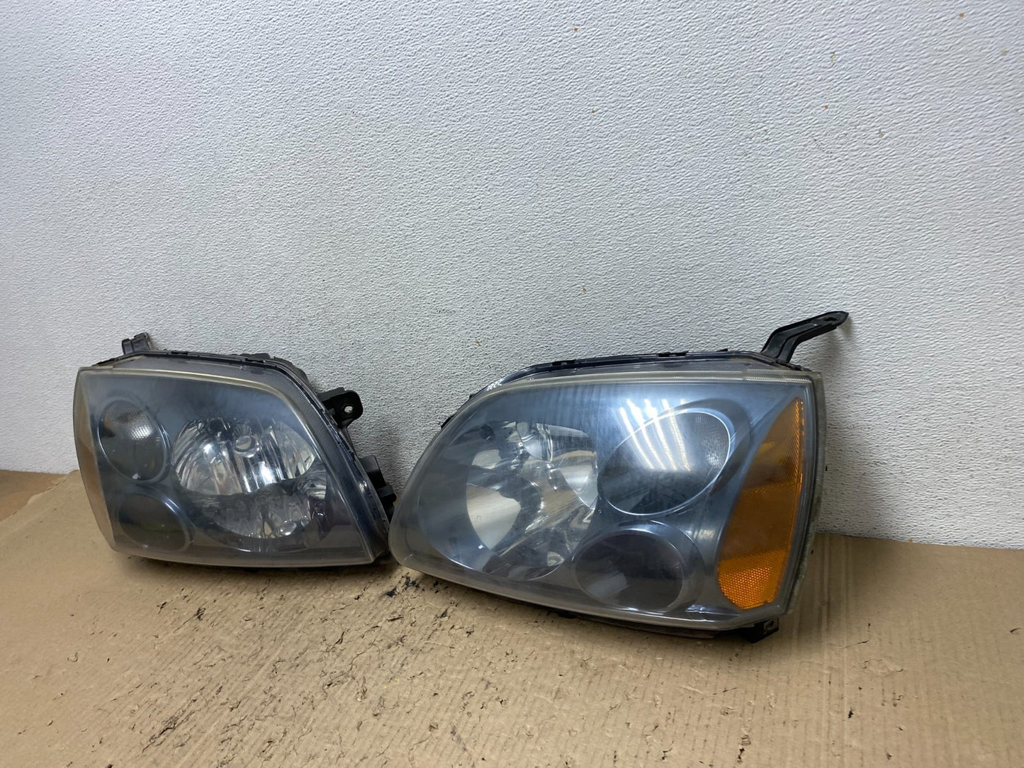 2004 to 2009 Mitsubishi Galant Left+Right Headlights Halogen AF7197 DW1