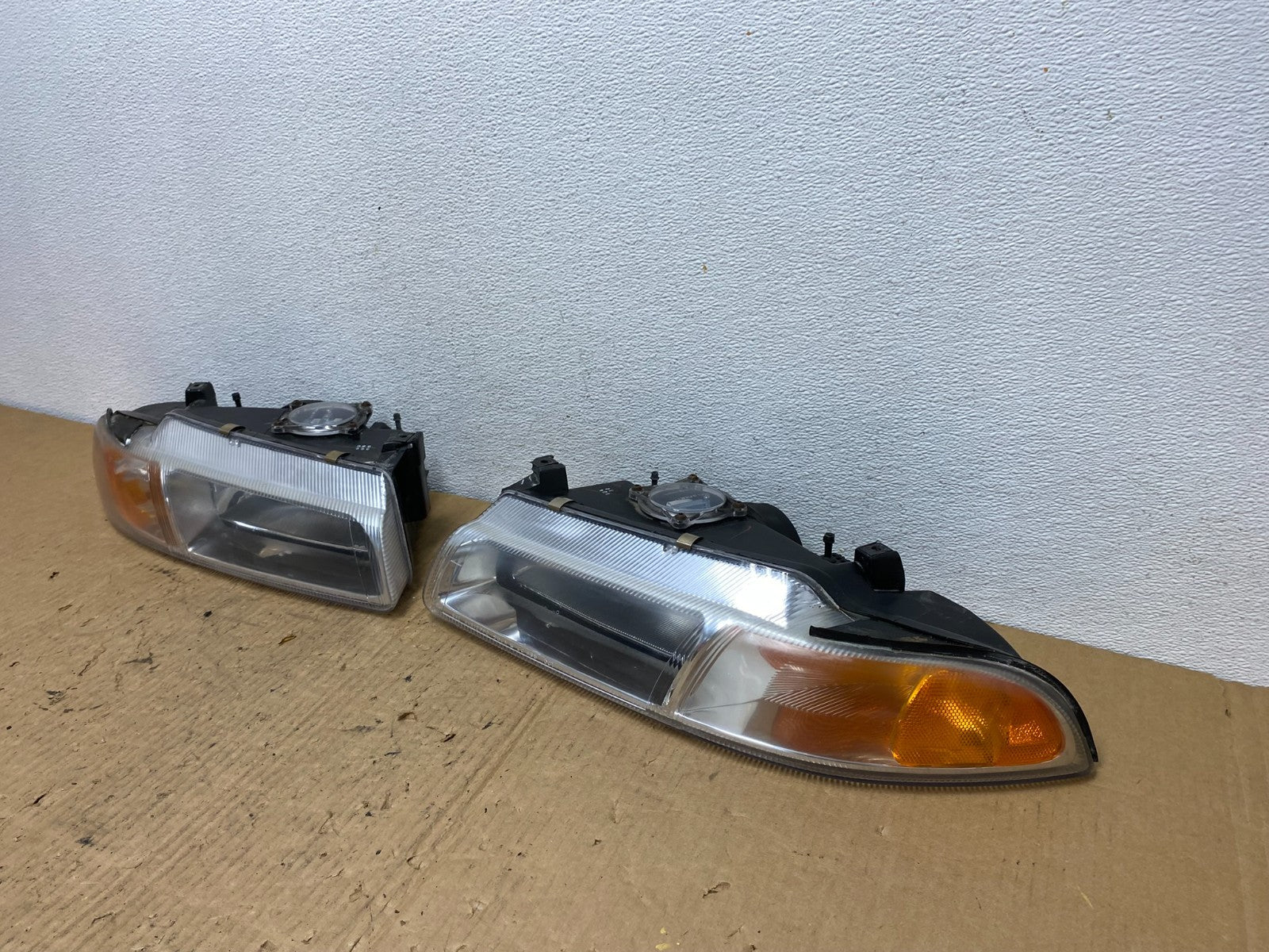 1995 to 2000 Dodge Stratus Left+Right Halogen Headlights AC8119 DW1
