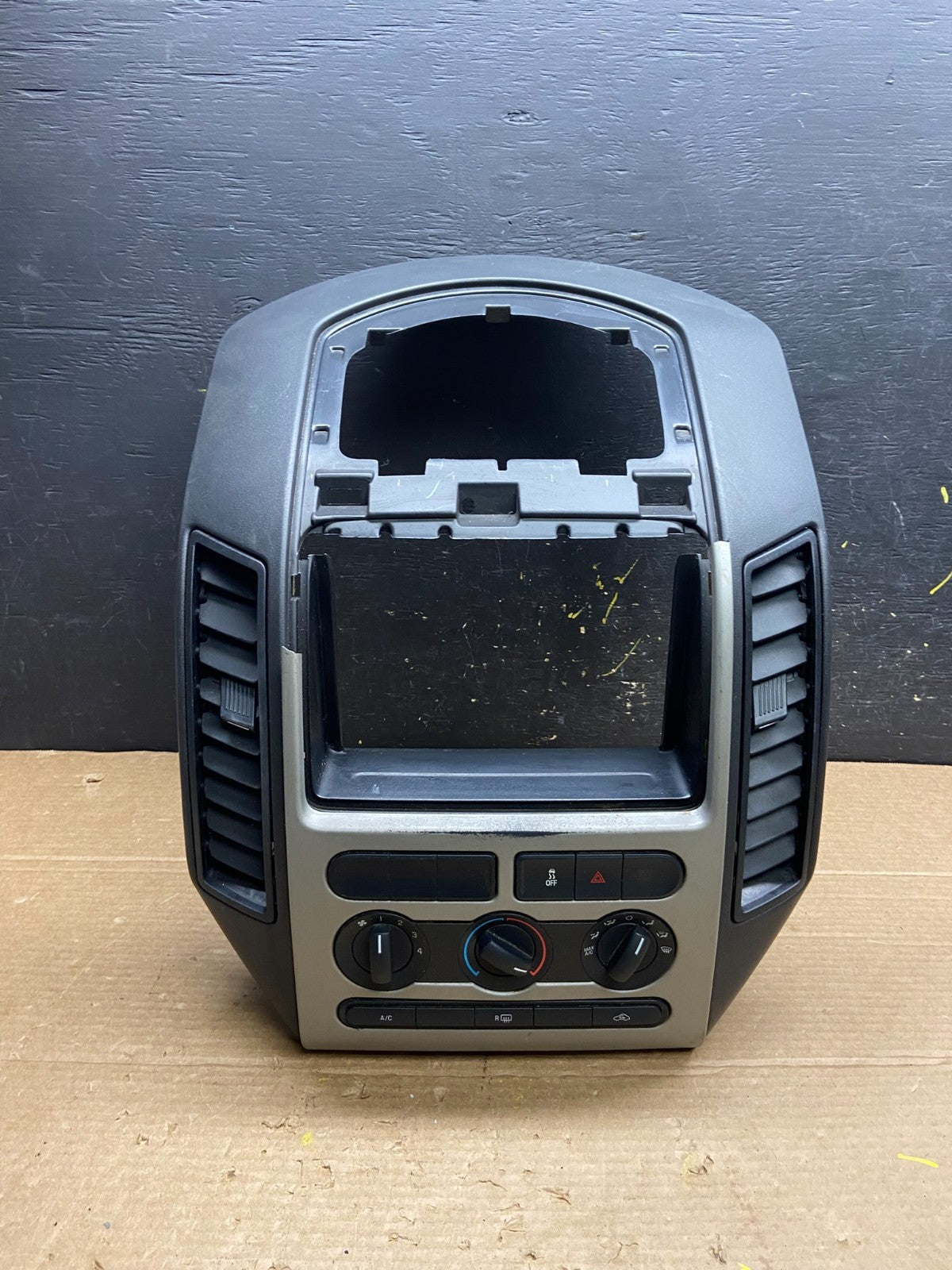 2007 - 2010 Ford Edge Heater Climate Control Radio Control Dash Bezel w1796 DG0
