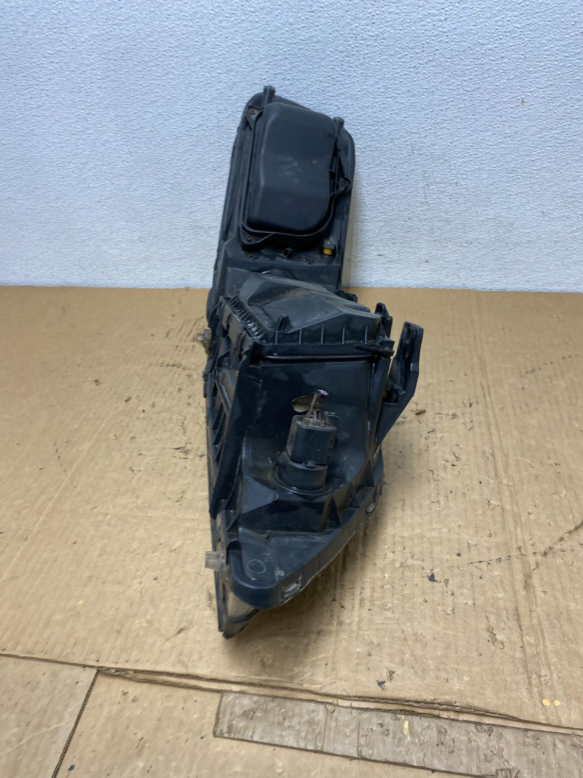 2005 to 2011 Lincoln Town Car Left Driver LH Side Headlight AC8133 DW7