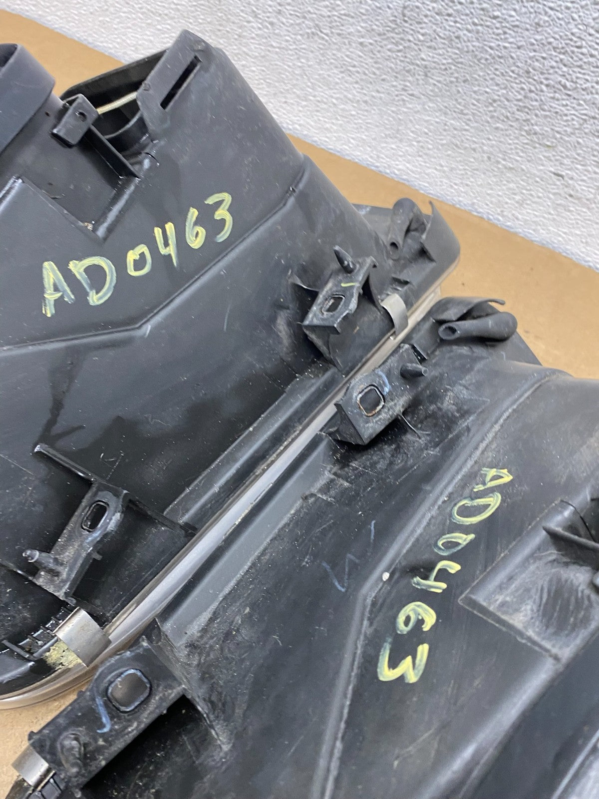 2002 to 2004 Volkswagen Jetta Left+Right Headlights AD0463 DW11