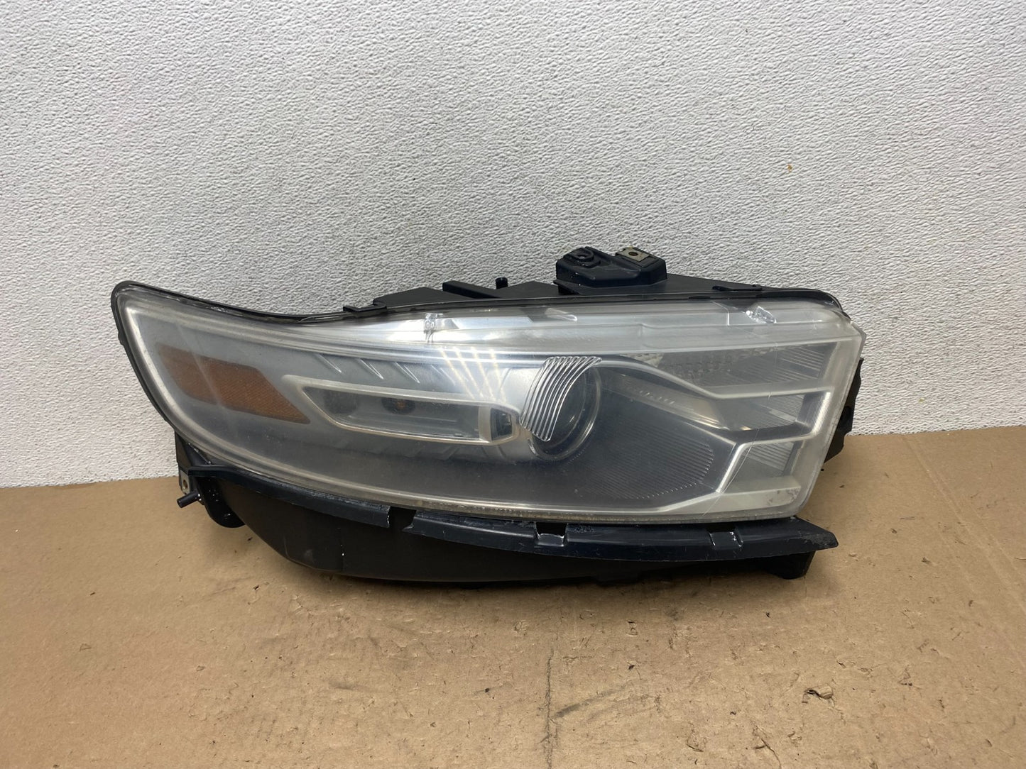 2013 to 2019 Ford Taurus Right Passenger RH Side Headlight Halogen AG5552 DW0