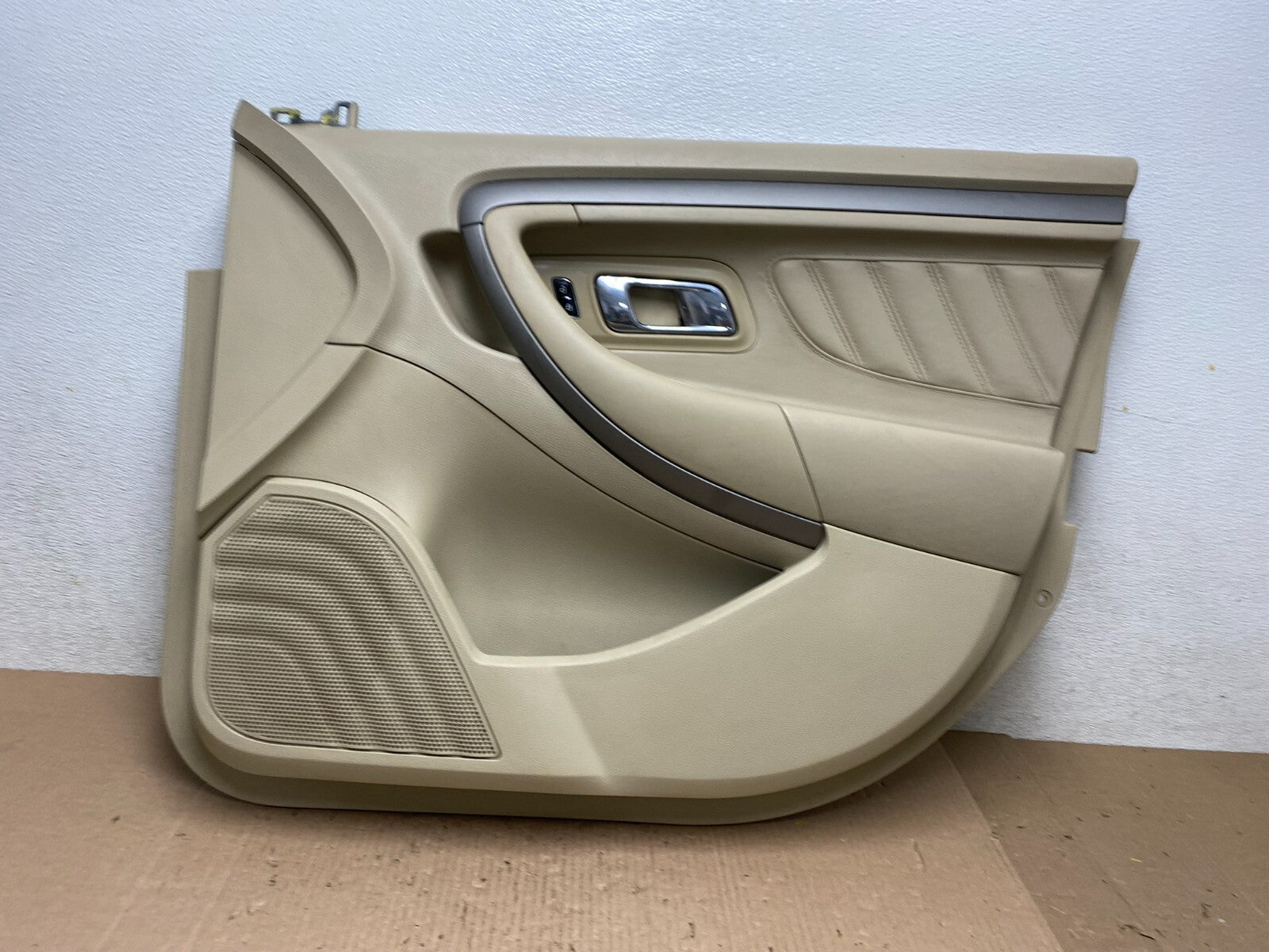 2013 to 2019 Ford Taurus Front Right Passenger Side Interior Door Panel J8121 DG0