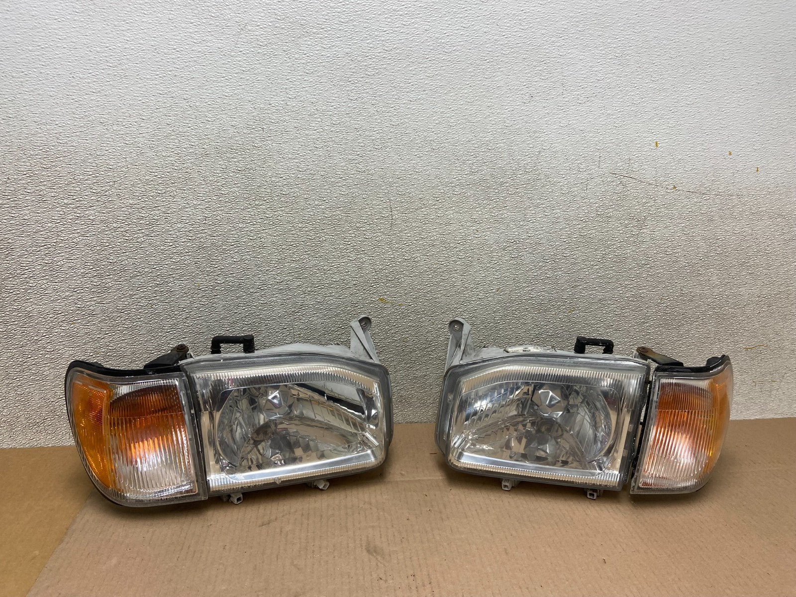 1999-2004 Nissan Pathfinder Left+Right Headlights + Turn Signal Oem Z3859 DW0