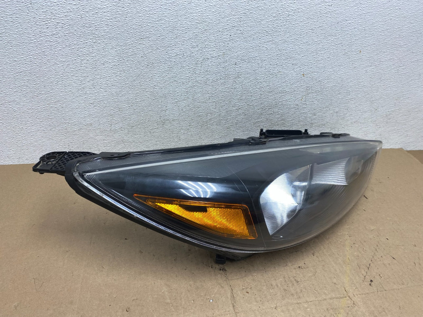 2015 to 2018 Ford Focus Right Passenger RH Side Black Headlight ae6892 DG2