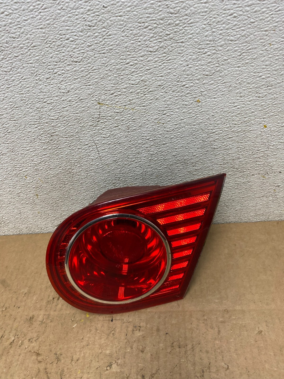 2004 2005 2006 Kia Amanti Right Passenger Side Tail Light Inner OEM L8735 DW0