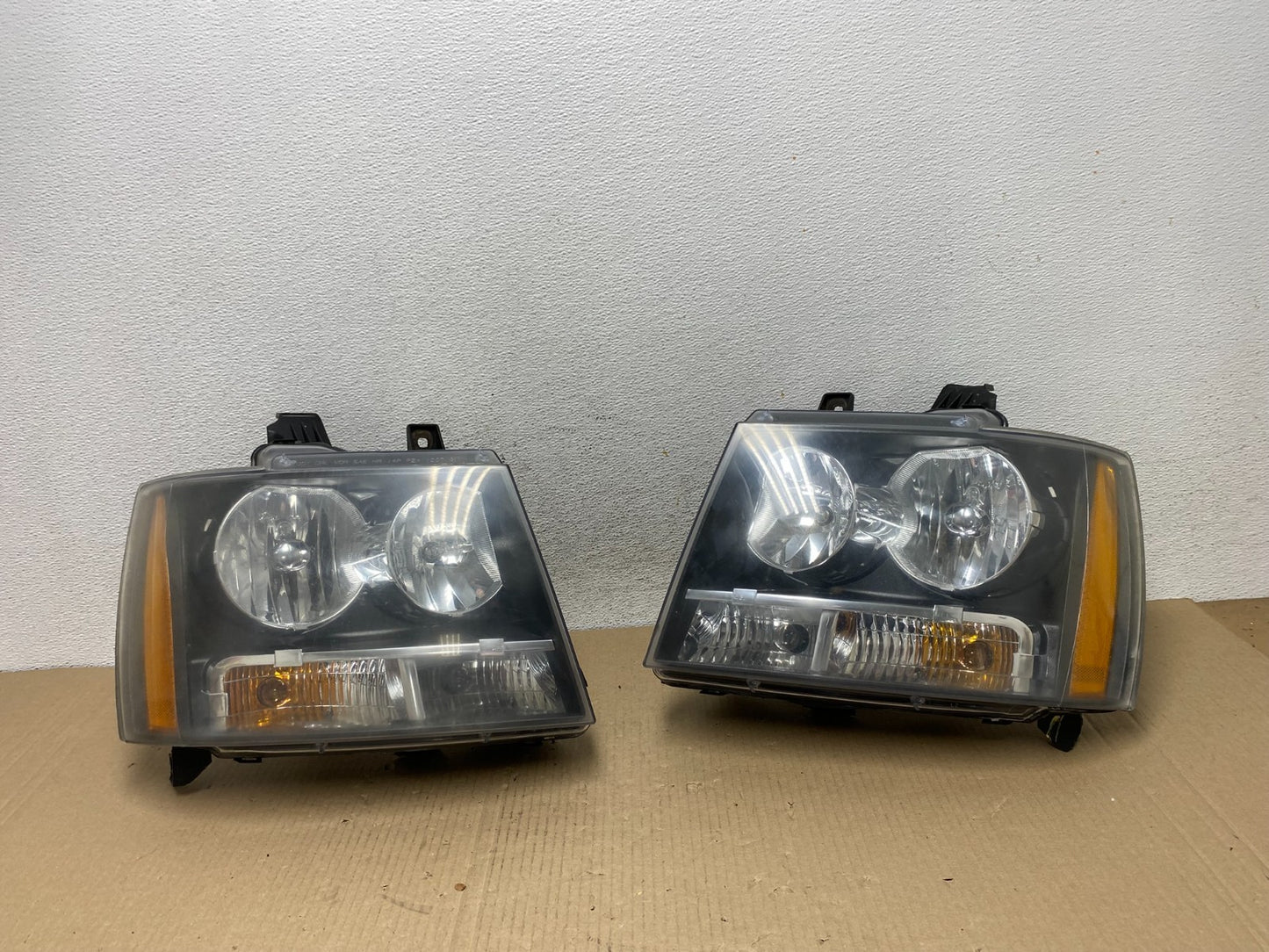 2007 to 2013 Chevrolet Suburban Tahoe Left+Right Set Headlights AE9509 DW0