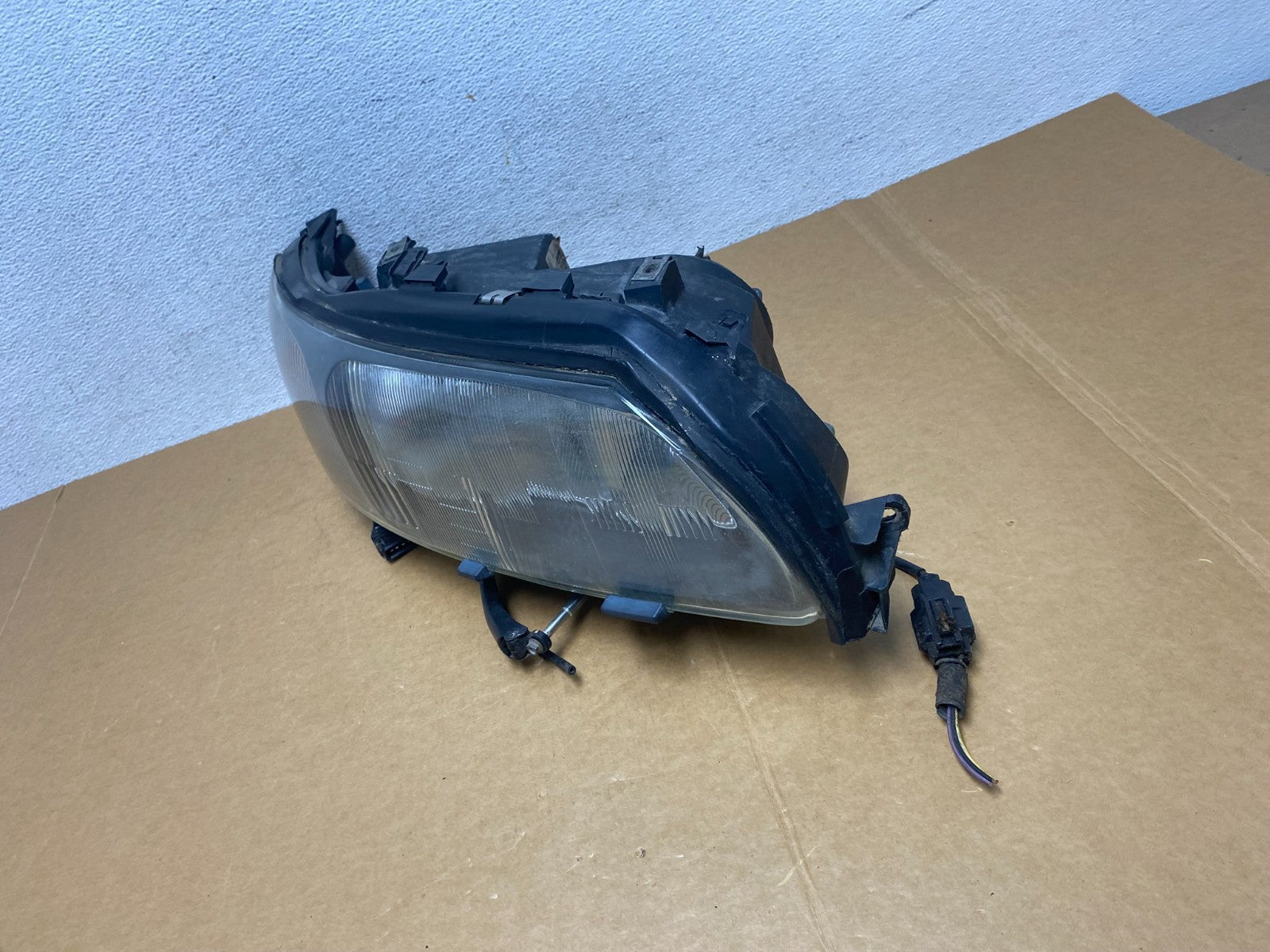 2001 2002 2003 2004 Volvo V70 XC70 Right Passenger Rh Headlight AD8900 DW1