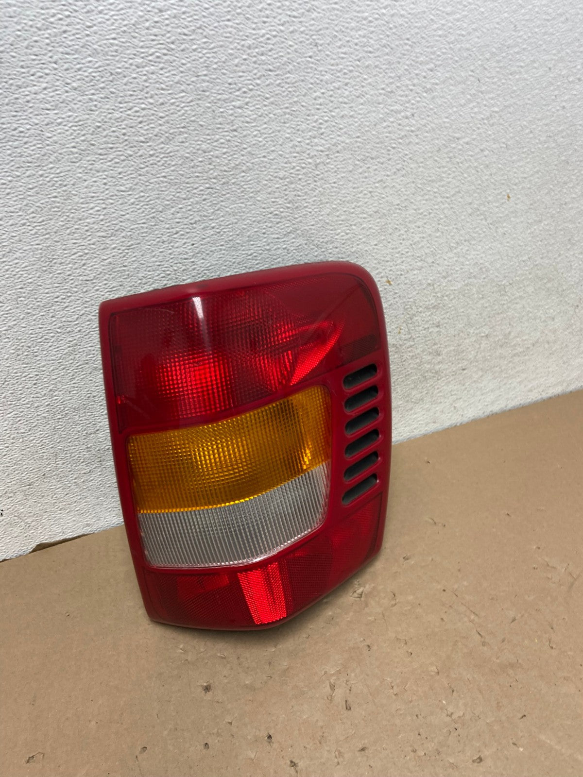 1999-2004 Jeep Grand Cherokee WJ Right Passenger Rh Tail Light AG4150 LK2