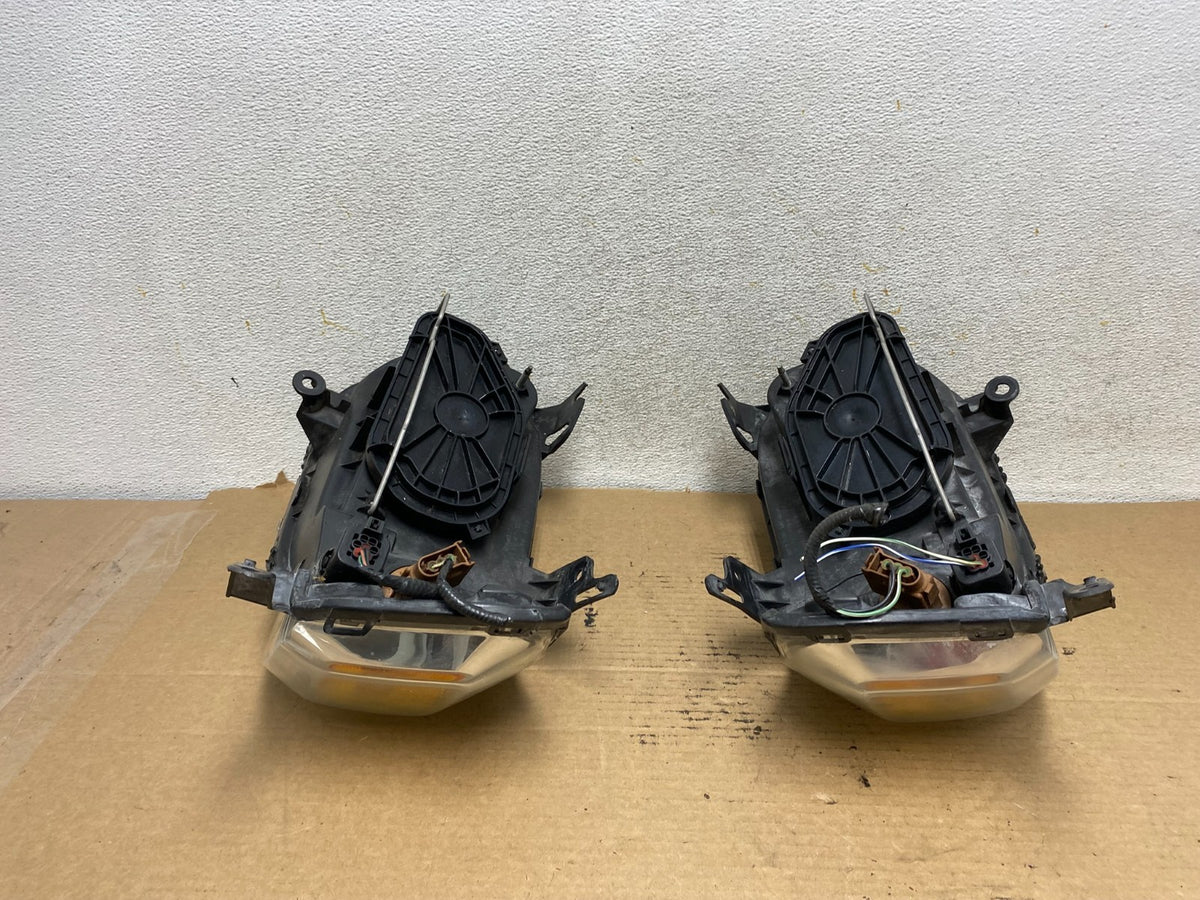 2005 - 2007 Ford Escape Headlights Left+Right Halogen AH4040 DW12