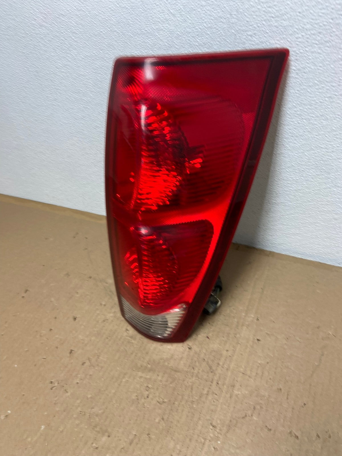 2002 - 2006 Chevrolet Avalanche Right Passenger Rh Side Tail Light OEM AB6611 LK1