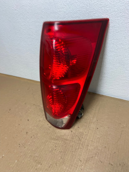 2002 - 2006 Chevrolet Avalanche Right Passenger Rh Side Tail Light OEM AB6611 LK1