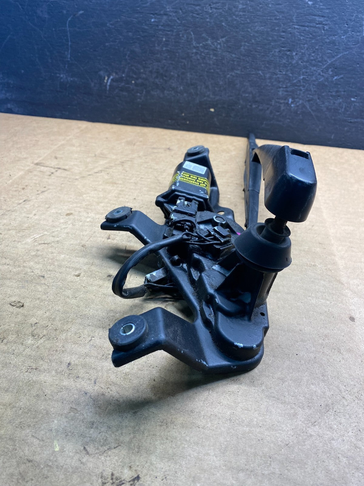 2005 to 2009 Subaru Legacy Outback Rear Windshield Wiper Motor AD75574