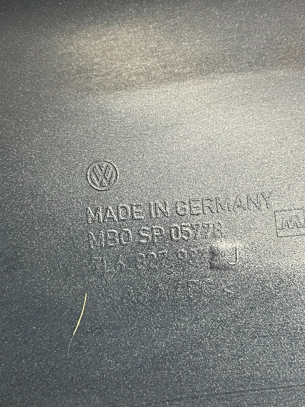 2008 to 2010 Volkswagen Touareg Trunk Hatch Lid Spoiler 3rd Brake Light AA21489