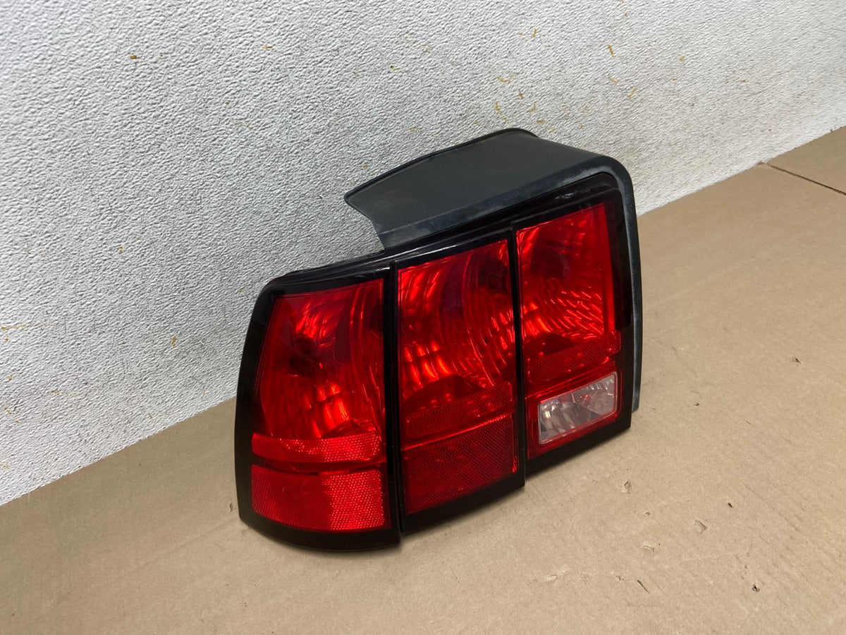 1999 - 2004 Ford Mustang Left Driver Lh Side Tail Light AI1401 LK2