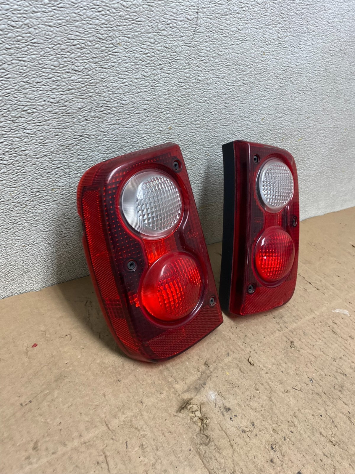 2004 to 2005 Land Rover Freelander Left+Right Tail Light OEM w2761 DG2