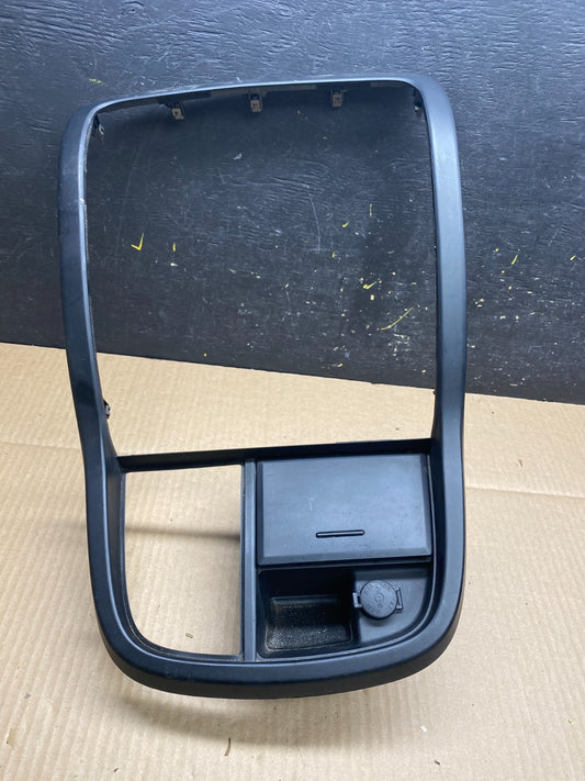 2002 - 2005 Kia Sedona Center Radio Clock Bezel Air Vent U5896 DG0