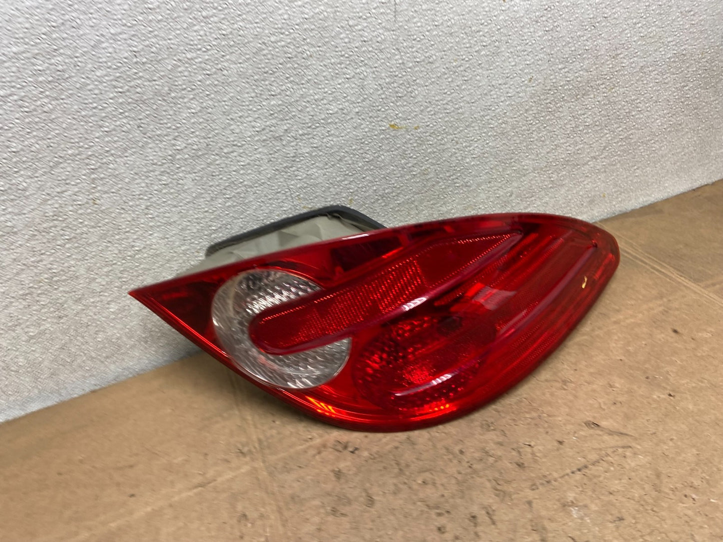 2006 to 2010 Mercedes W251 R-Class Left Driver LH Side Tail Light Y6983 DW2