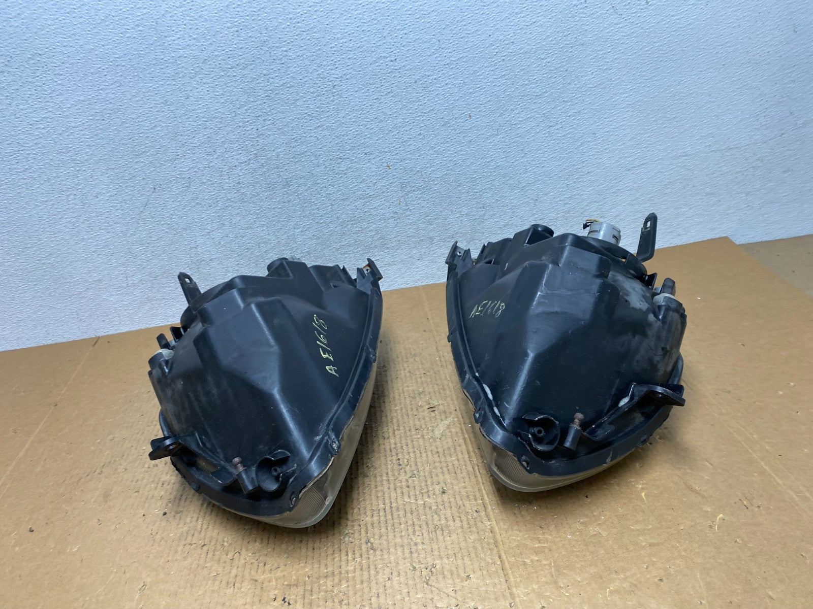 2004 to 2009 Mitsubishi Galant Left+Right Headlights Halogen AE1618 DW9