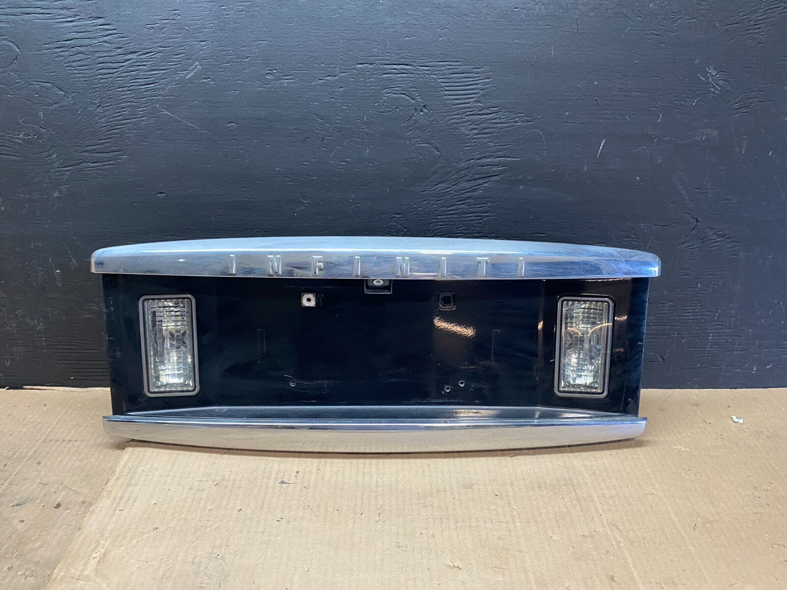 2004 to 2007 Infiniti QX56 License Plate Panel With Camera E3195 DG10