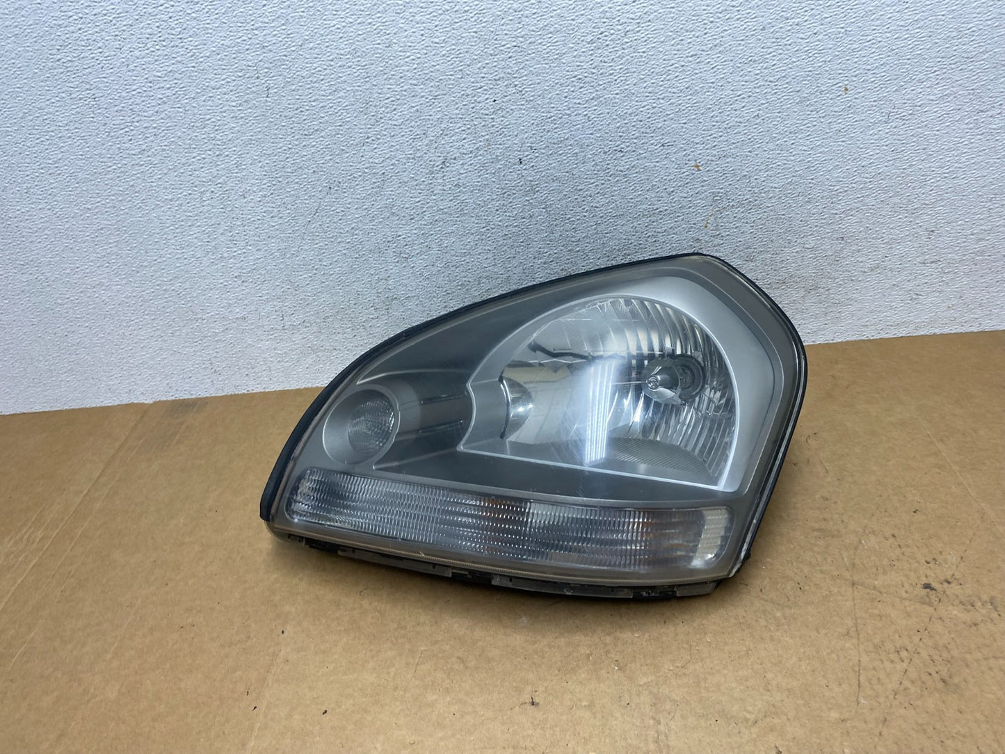 2005 to 2008 Hyundai Tucson Left Driver LH Side Headlight AE3041 DW0