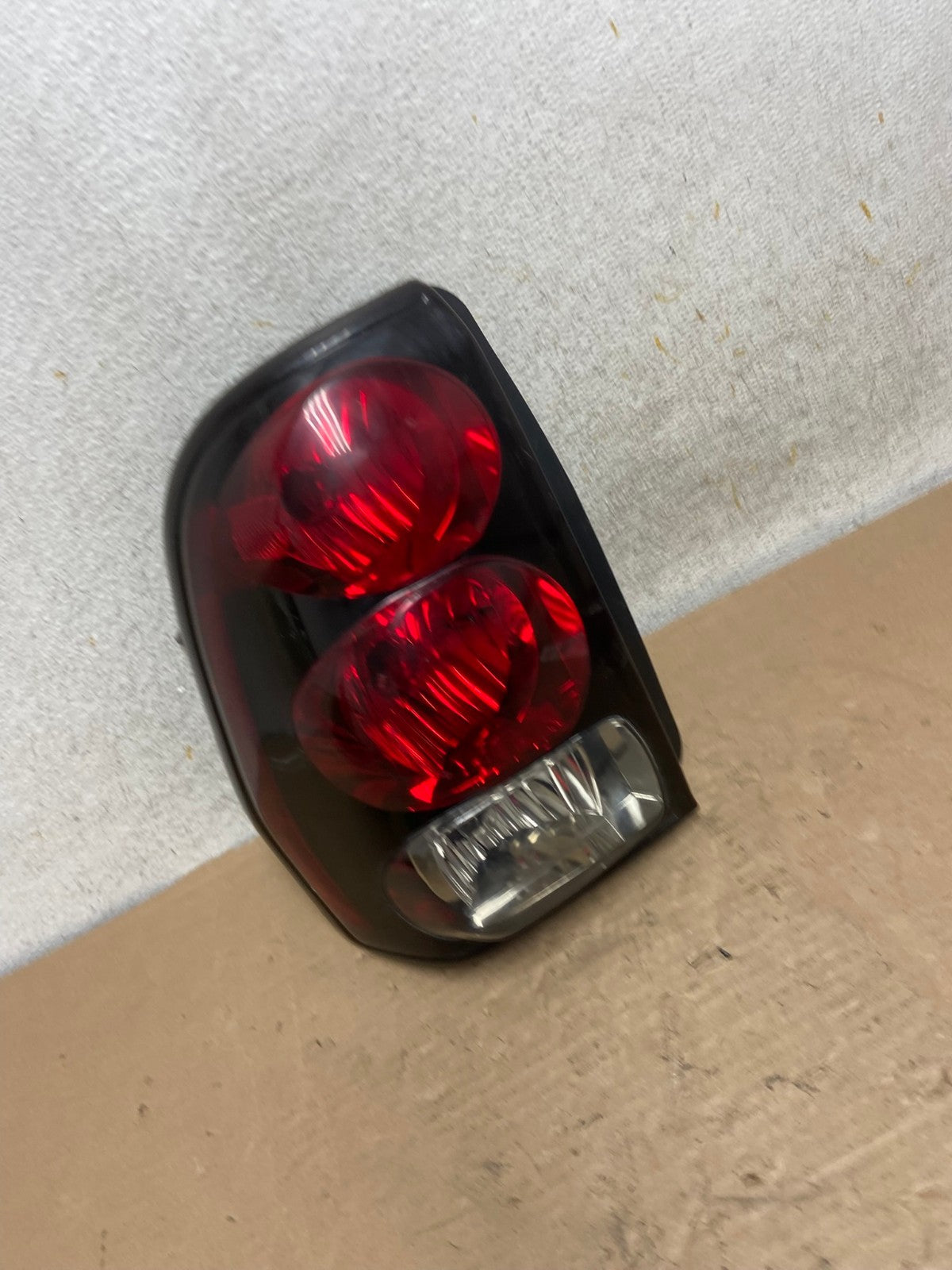 2002 to 2009 Chevrolet Trailblazer Left Driver LH Side Tail Light AH9537 LK2