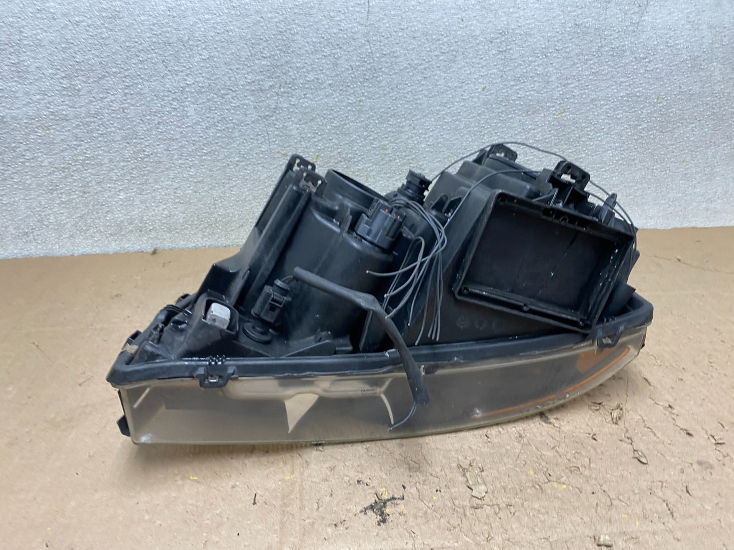2003 to 2006 Volvo XC90 Right Passenger Rh Side Headlight Halogen W3000 DW11