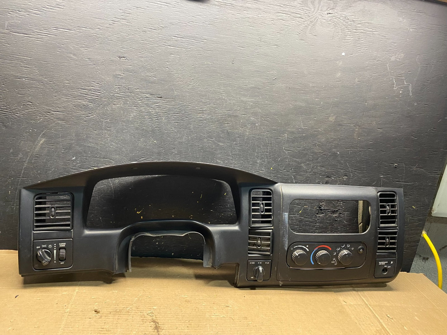 2001 2004 Dodge Dakota Speedometer Climate  Control Radio Panel Bezel R2894 DG0