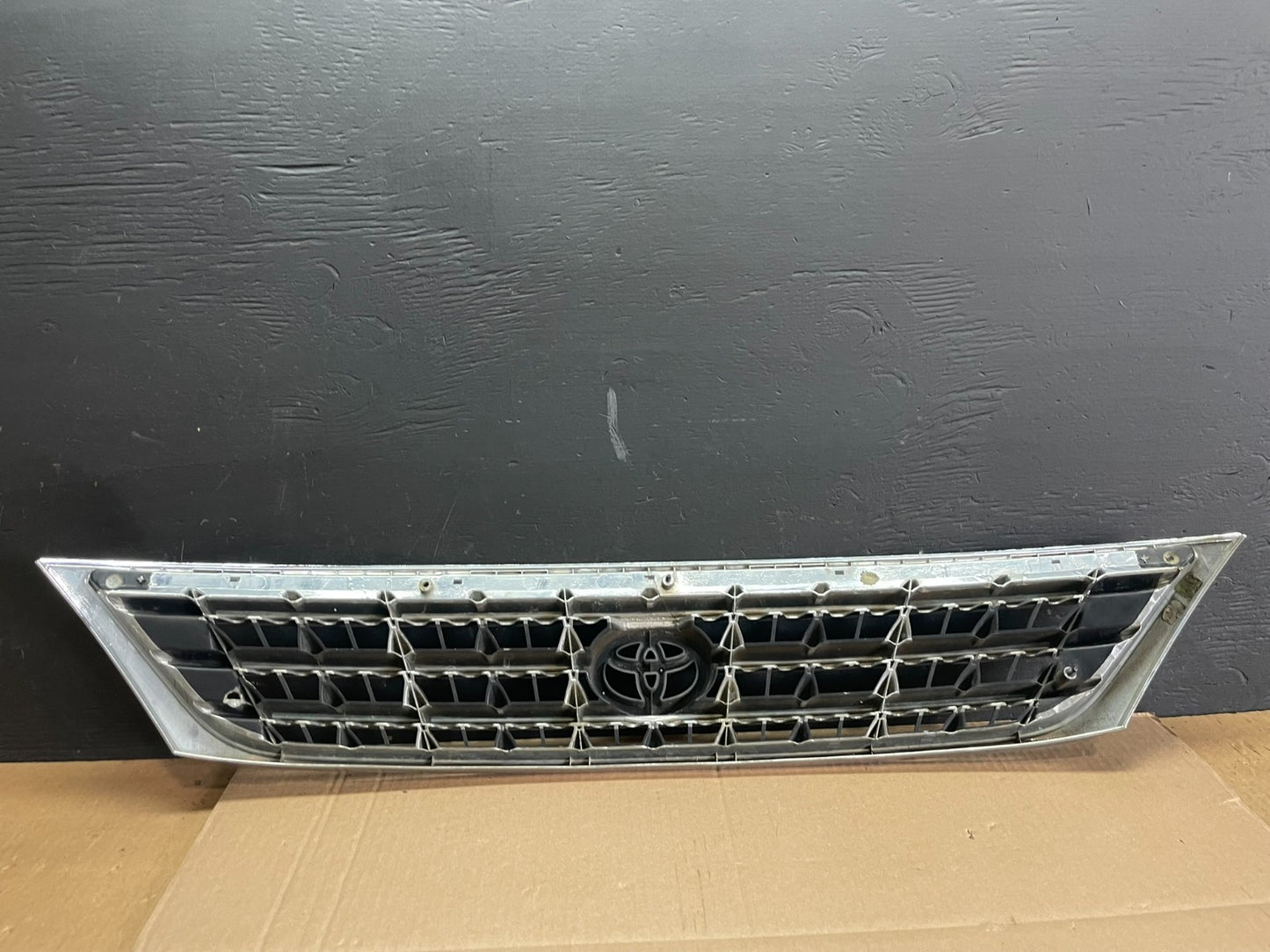 2003 2004 Toyota Avalon Front Upper Grill Grille OEM AB7595 DG7