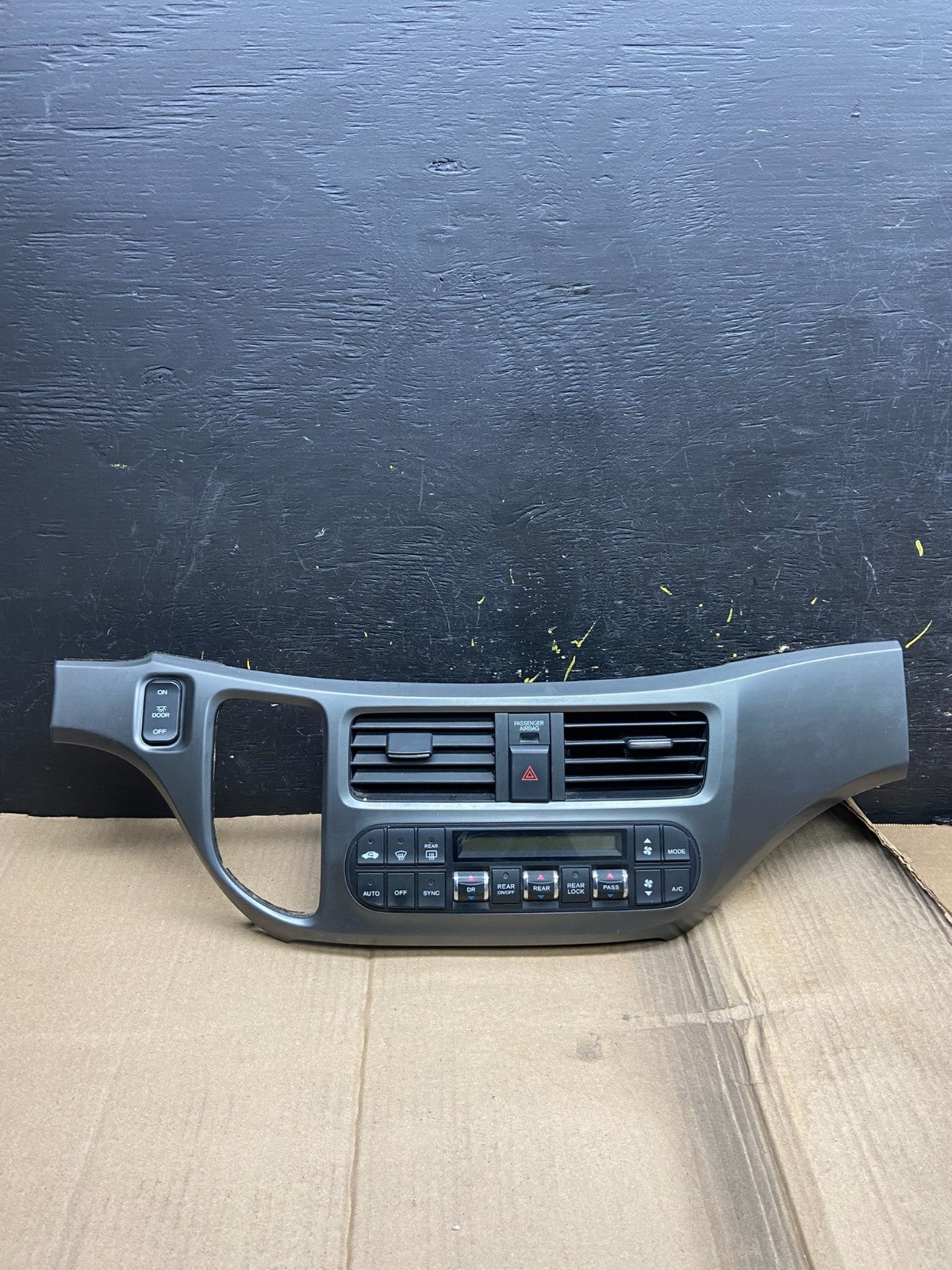 2005 to 2010 Honda Odyssey  Radio Climate Control Dash Trim Bezel X1670 DG0