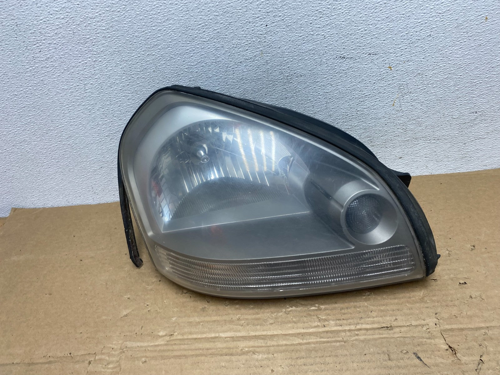 2005 to 2008 Hyundai Tucson Right Passenger Side Headlight AD3984 DW0
