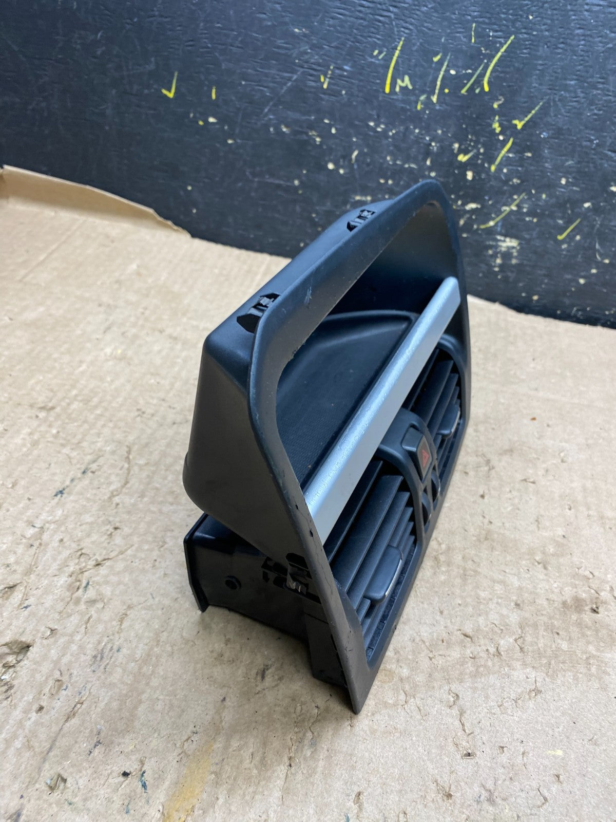 2010 to 2011 Volvo XC60 Center Console Air Vent Bezel Panel Trim  Oem Z1935 DG2