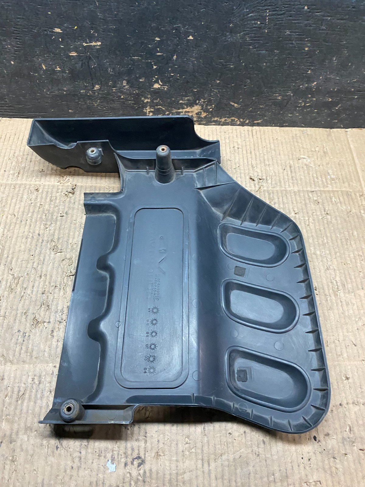 2001 to 2004 Mazda Tribute DOHC 24 VALVE Engine Shield Top Cover T9557 DG7