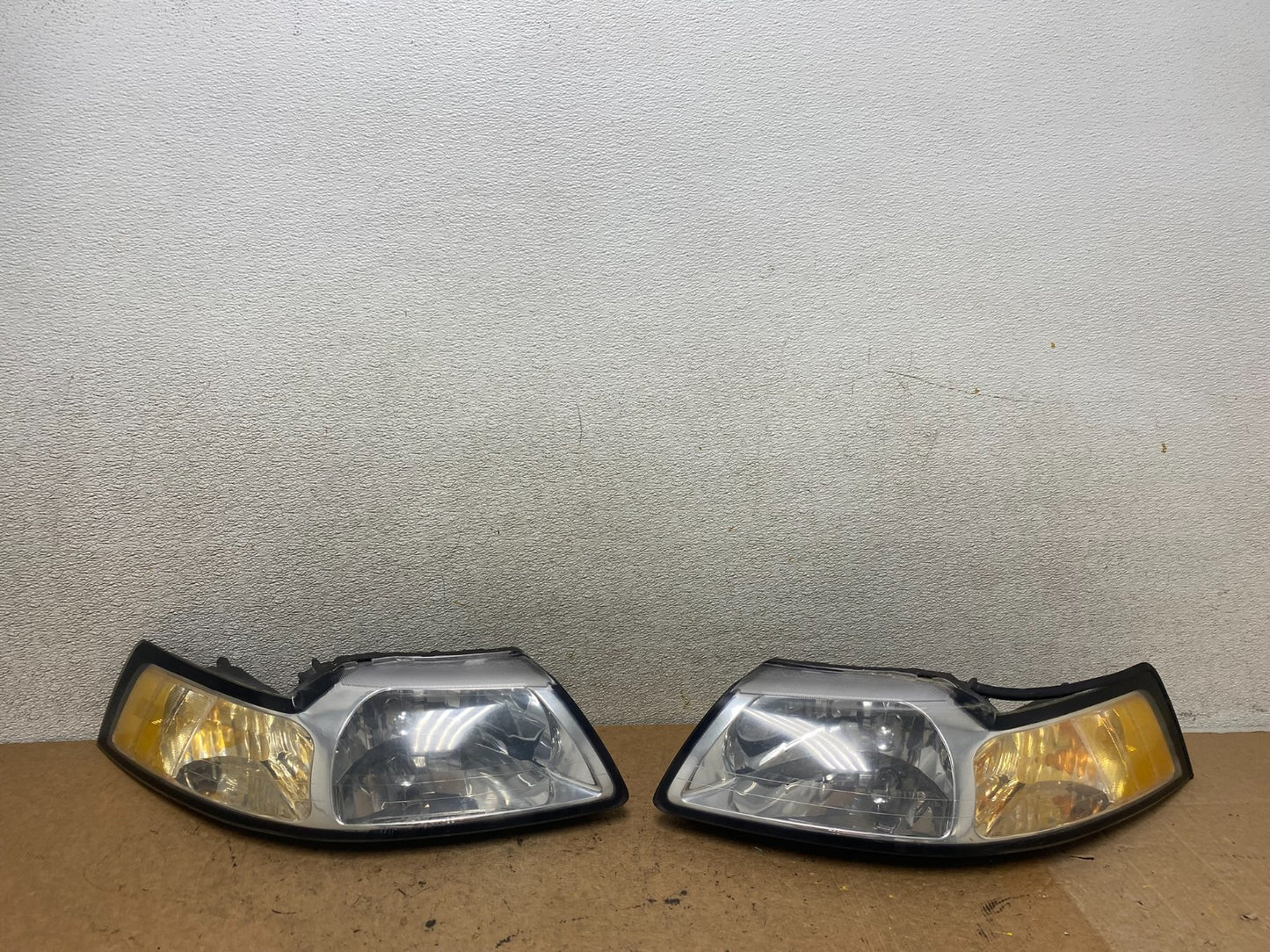 1999 to 2004 Ford Mustang Left+Right Set Side Headlights S7941 DW0