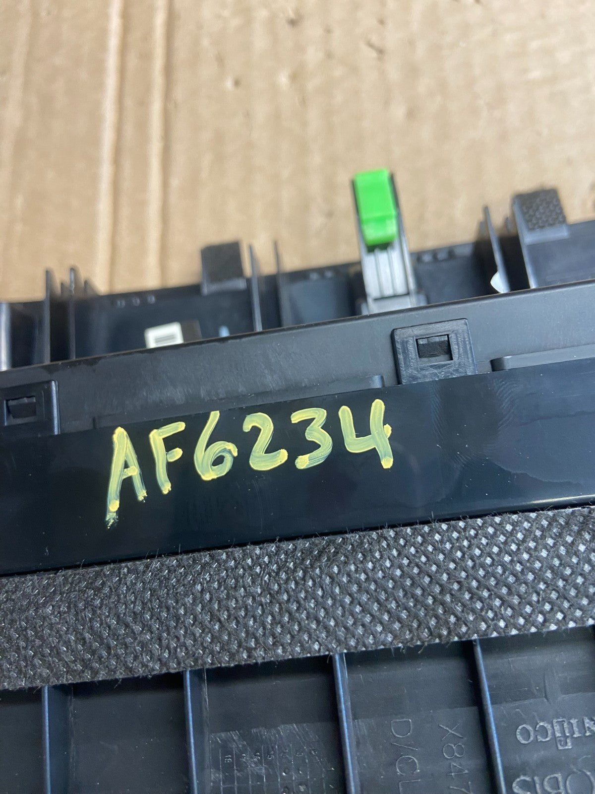 2014 2015 Kia Sorento Center Radio Climate Control Clock Trim Heat Seat af62346