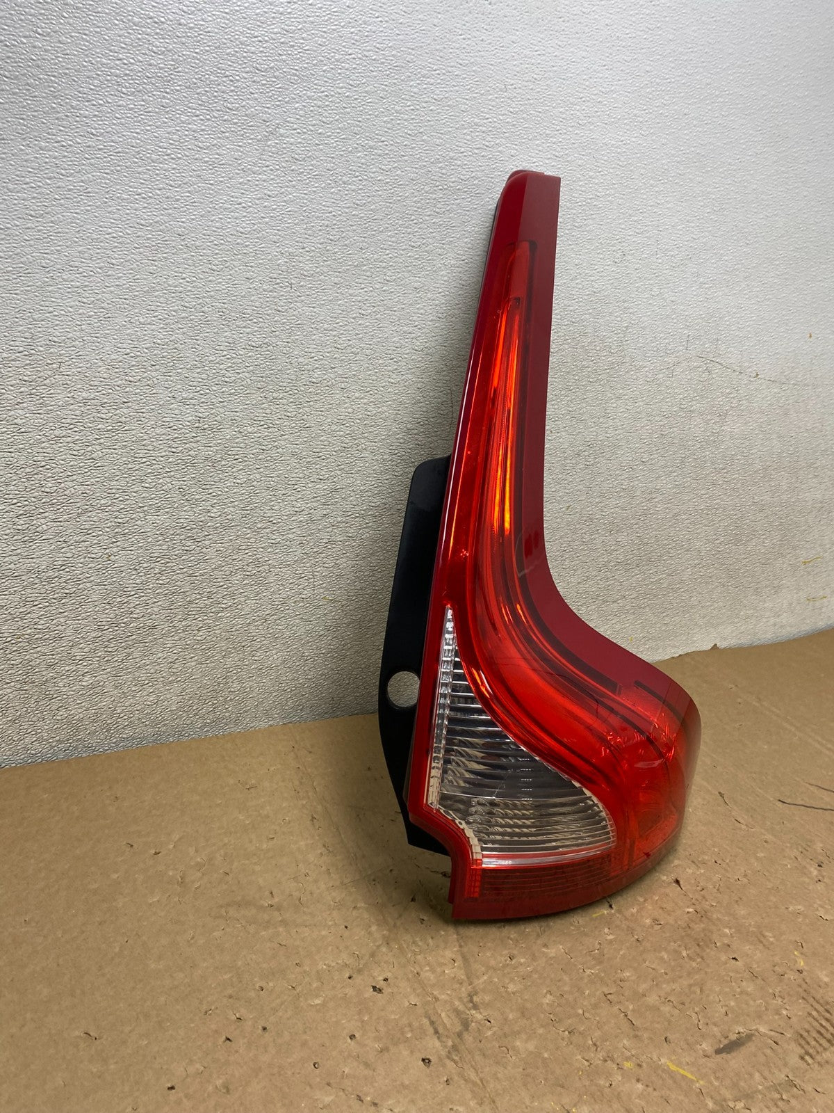2009 to 2011 Volvo XC60 Right Passenger RH Tail Light Oem V0071 DW2