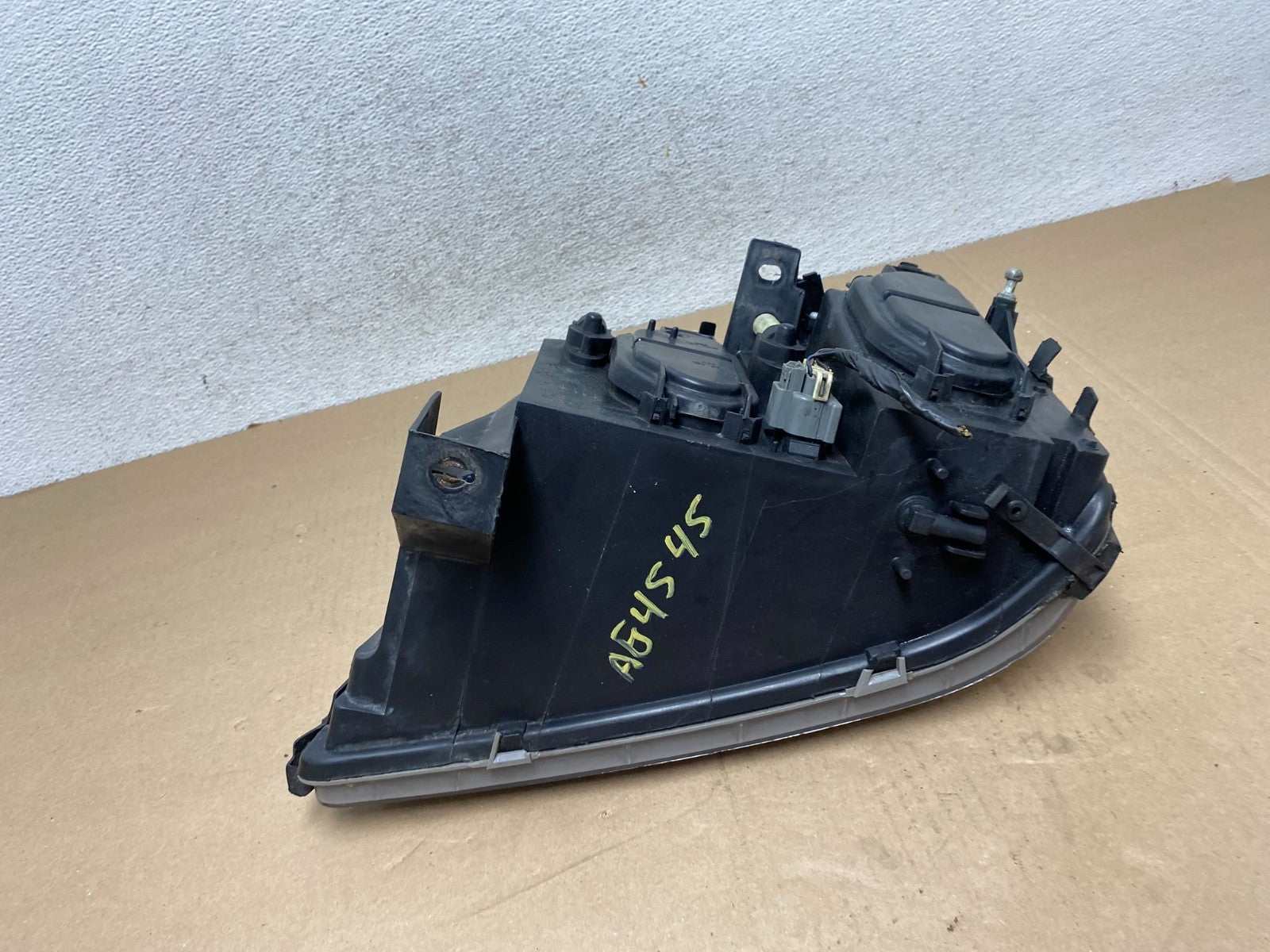 2000 to 2005 Cadillac Deville Right Passenger RH Side Headlight AG4545 DW6