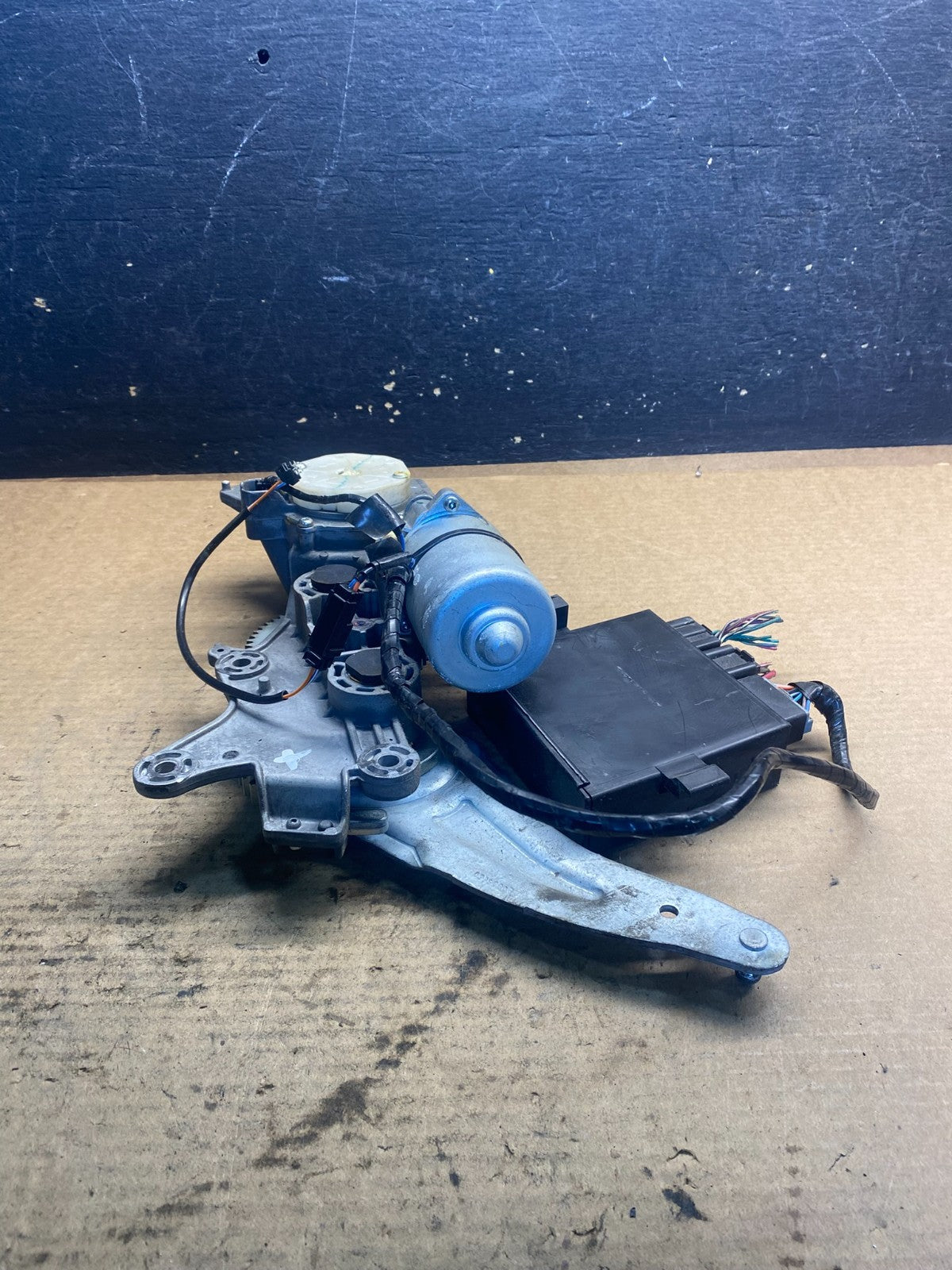 2009 to 2016 GMC Acadia Rear Trunk Liftgate Power Motor Actuator OEM AA0740 DG3