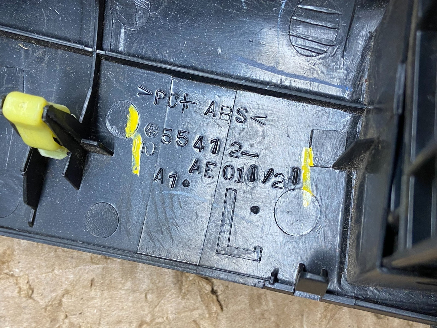 2004 to 2010 Toyota Sienna Left Side Climate Switches Bezel Trim OEM w2072 DG5
