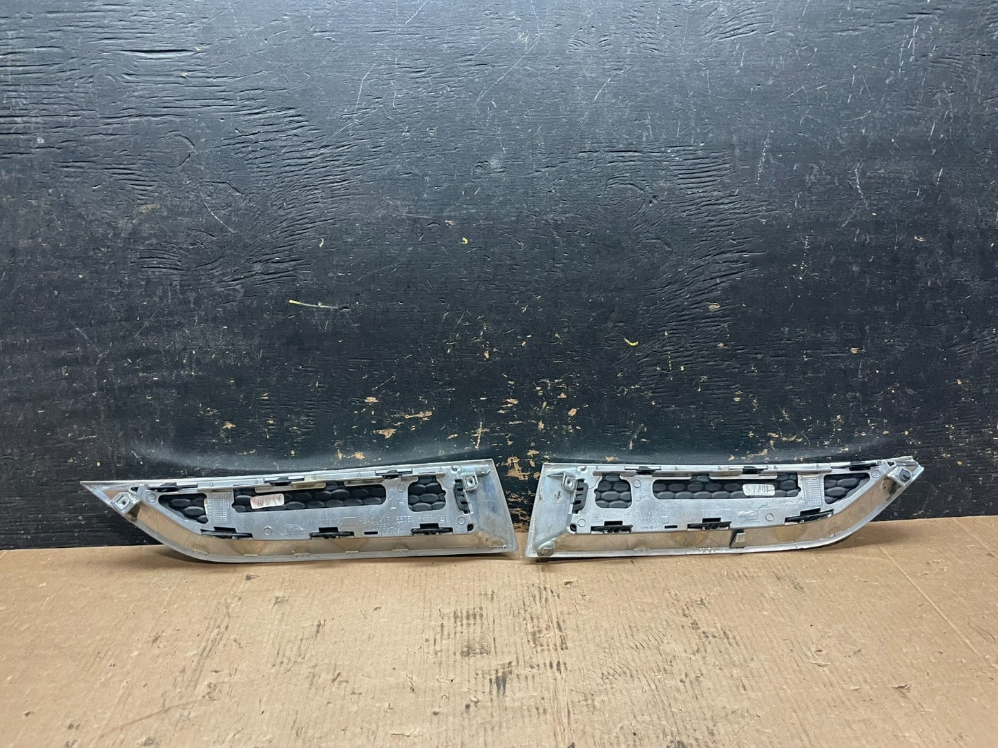 2013 to 2016 GMC Acadia Right+Left Set Upper Bumper Grille Cover OEM Z6002 DG5