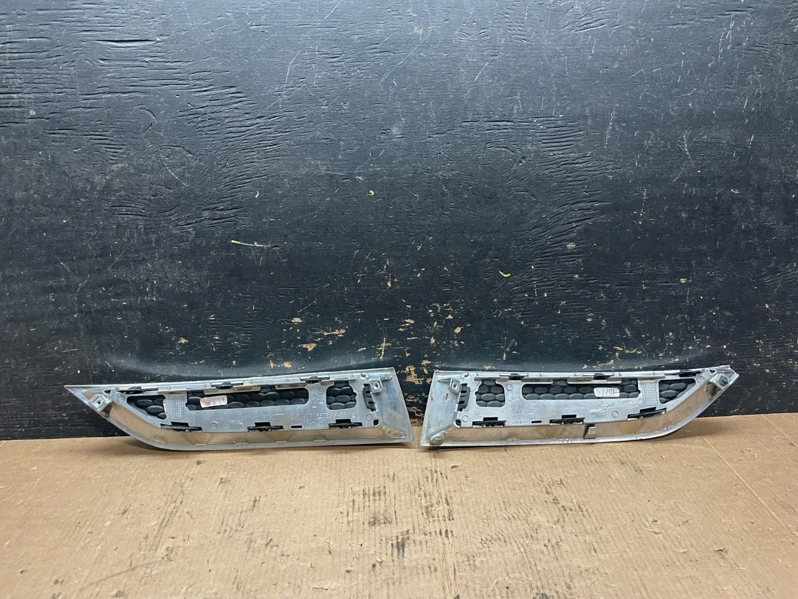 2013 to 2016 GMC Acadia Right+Left Set Upper Bumper Grille Cover OEM Z6002 DG5