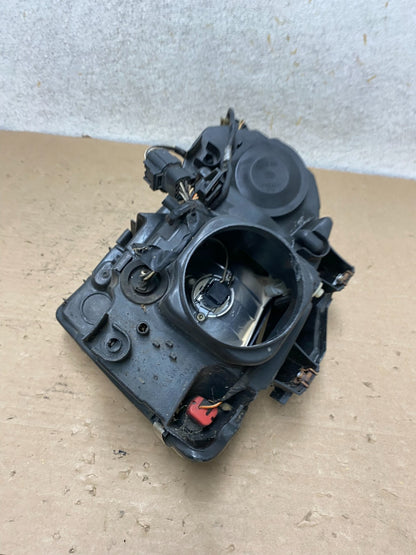 2004 to 2006 Chrysler Pacifica Headlight Right Passenger Halogen AI1029 DW5