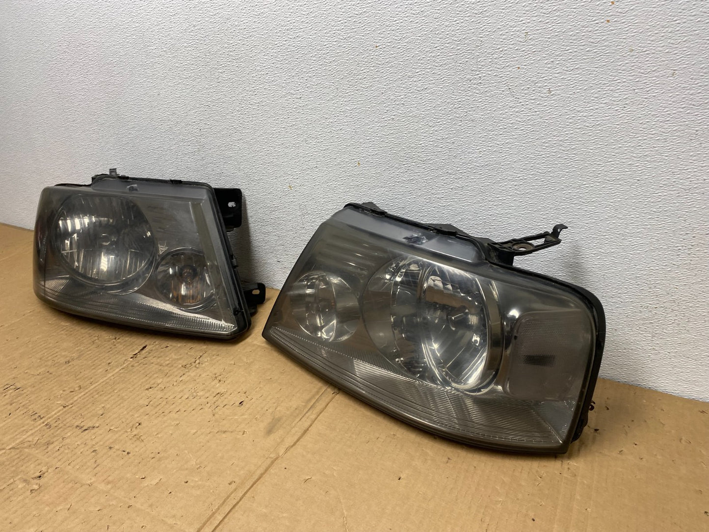 2004 to 2008 Ford F-150 F150 Left+Right Halogen Headlights AD1086 DW1