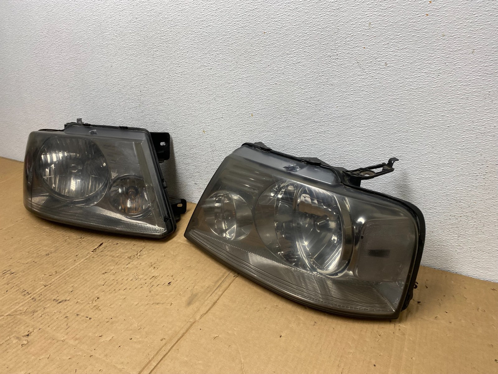 2004 to 2008 Ford F-150 F150 Left+Right Halogen Headlights AD1086 DW1