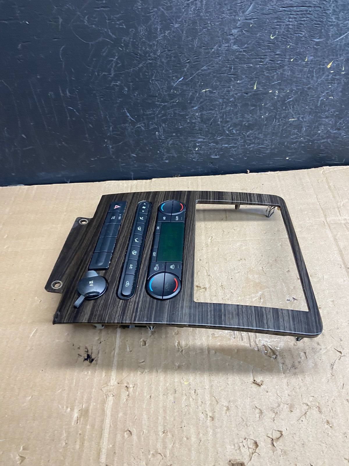 2005 to 2007 Ford Freestyle Montego Climate Control Radio Bezel Trim ae1816 DG2