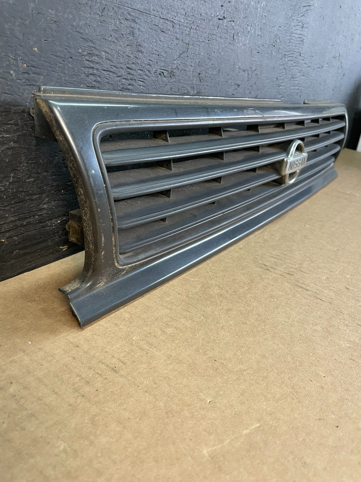 1993 to 1994 Nissan Sentra Front Upper Grill Grille AD0157 DG2