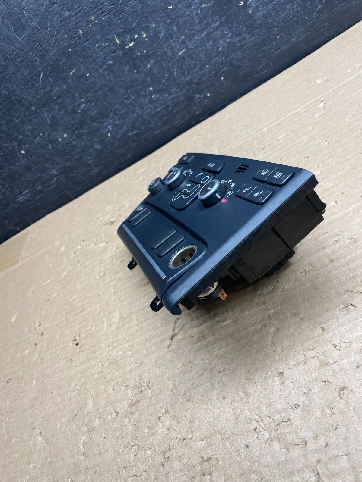 2007-2013 Volvo XC90 Center A/C Climate Control Radio Panel Bezel AG8430 DG3
