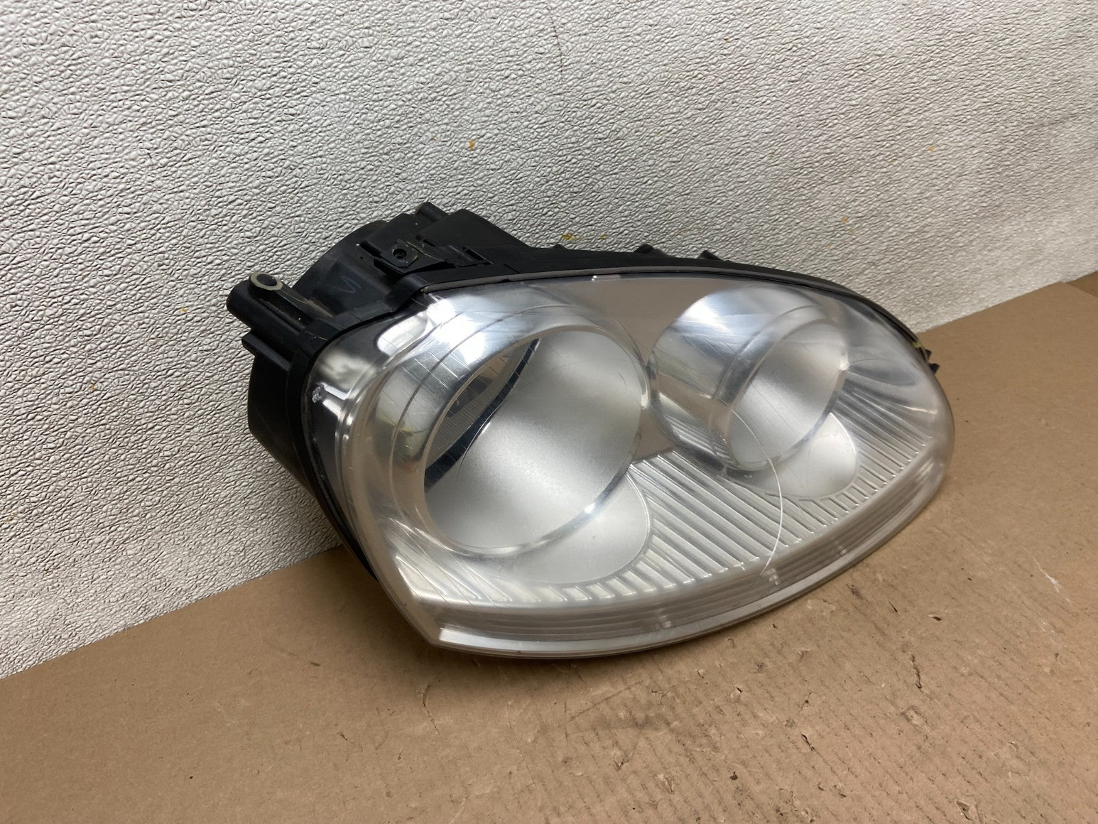 2005 - 2010 Volkswagen Jetta Right Passenger RH Side Headlight Halogen AB5940 DW2