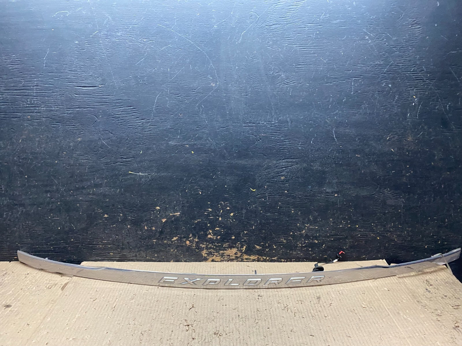 2011 to 2014 Ford Explorer Rear Tailgate Gate Trim Molding W/O Camera X9397 DG0